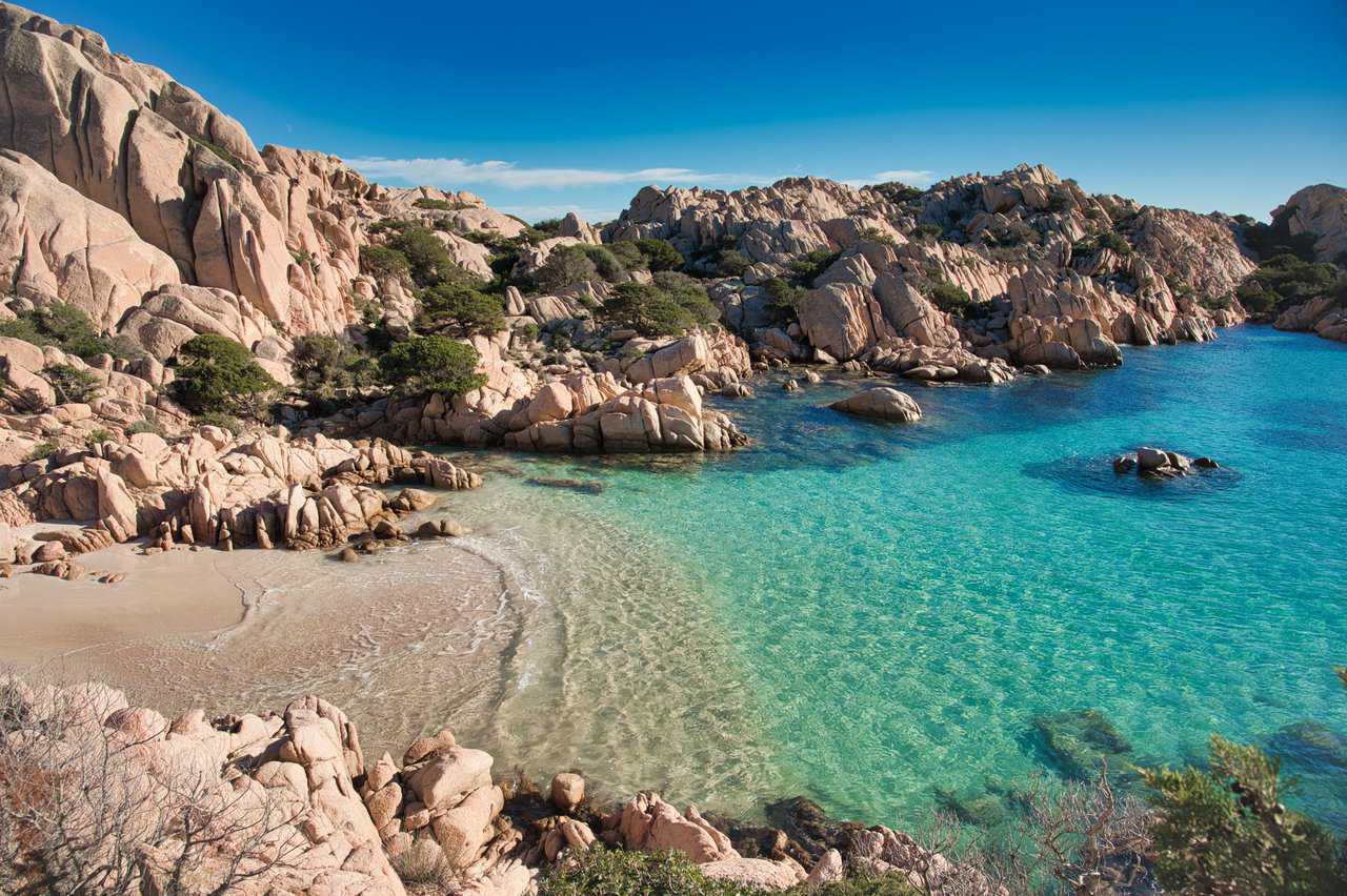 shutterstock 2097202189 scaled - Visitare l'Isola della Maddalena, Caprera. La splendida Spargi in Sardegna